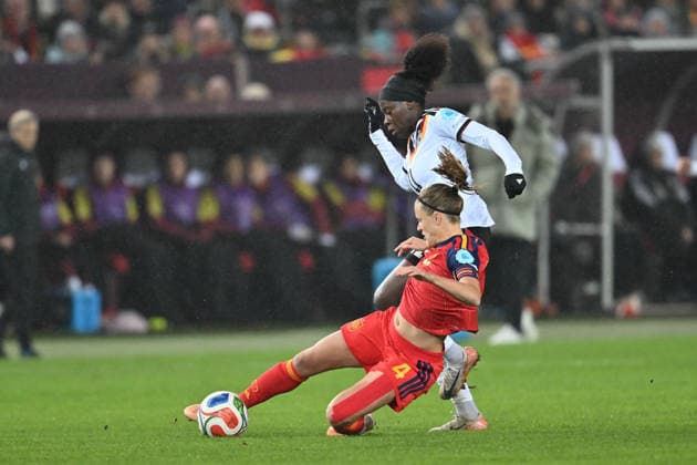 Kaiserslautern, Fritz Walter Stadion, 28 11 25, GER, Women, UEFA Women s Nations Leaugue, Final 2025, Germany Spain Image Irene Paredes Spain , Spain, 4 clears before Nicole Anyomi Germany,11 UEFA regulations prohibit any use of photographs as image sequences and or quasi video Rhineland Palatinate Germany