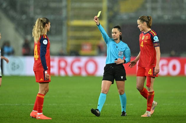 Kaiserslautern, Fritz Walter Stadion, 28 11 25, GER, Women, UEFA Women s Nations Leaugue, Final 2025, Germany Spain Image Leia Alexandri Spain , Spain, 14 receives yellow card UEFA regulations prohibit any use of photographs as image sequences and or quasi video Rheinland Pfalz Germany