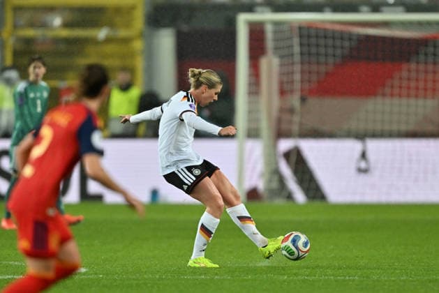 Kaiserslautern, Fritz Walter Stadion, 28 11 25, GER, Women, UEFA Women s Nations Leaugue, Final 2025, Germany Spain Image Rebecca Knaak Germany, 4 with ball UEFA regulations prohibit any use of photographs as image sequences and or quasi video Rheinland Pfalz Germany