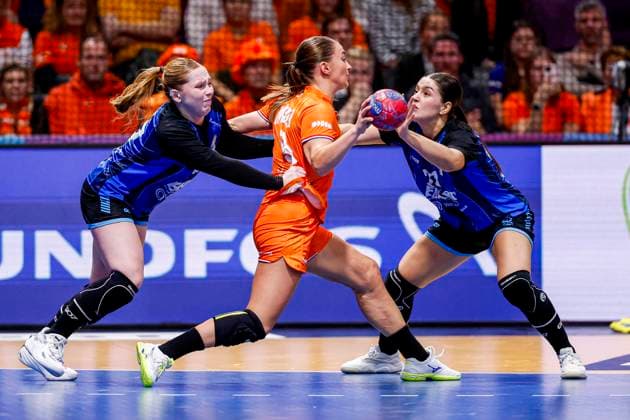 Larissa Nusser of the Netherlands and Martina Lang of Argentina battle for the ball Netherlands v Argentina, 27th IHF Women s Handball World Championship, WM, Weltmeisterschaft - Preliminary Round, Netherlands v Argentina, Ahoy, November 28, 2025, Rotterdam, Netherlands.