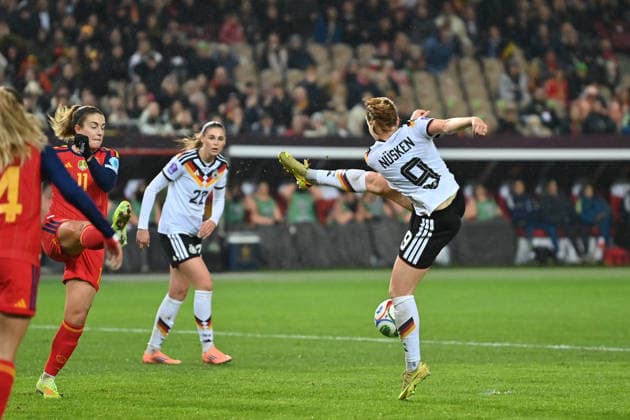 Kaiserslautern, Fritz Walter Stadion, 28 11 25, GER, Women, UEFA Women s Nations Leaugue, Final 2025, Germany Spain Picture Sjoeke Nüsken Germany,9 hits over the ball UEFA regulations prohibit any use of photographs as image sequences and or quasi video Rheinland Pfalz Germany
