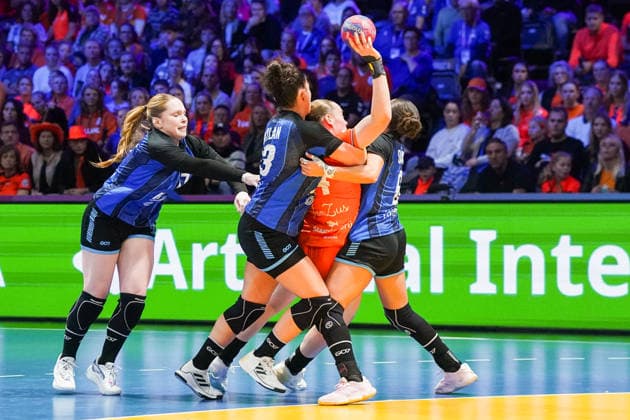 2025-11-28 Netherlands v Argentina - IHF World Women s Handball Championship ROTTERDAM, NETHERLANDS - NOVEMBER 28: Malena Cavo of Argentina, Sol Azcune of Argentina, Nikita van der Vliet of the Netherlands, Graciela Garcia of Argentina during the IHF World Women s Handball Championship match between Netherlands and Argentina at Ahoy on November 28, 2025 in Rotterdam, Netherlands. Rotterdam Ahoy Netherlands Content not available for redistribution in The Netherlands directly or indirectly through any third parties. Copyright: xHenkxSeppenx