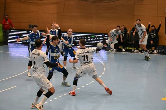 Justin Kurch 52 ThSV Eisenach , Peter Walz 14 ThSV Eisenach and Philipp Meyer 27 ThSV Eisenach defend against Elias Ellefsen a Skipagotu 71 THW Kiel with ball Elias Ellefsen a Skipagotu 71 THW Kiel with ball, Justin Kurch 52 ThSV Eisenach and Peter Walz 14 ThSV Eisenach defend Copyright: xspeedshotx