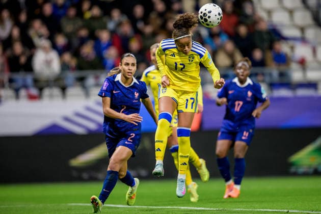 251128 Maelle Lakrar of France and Felicia Schröder of Sweden during the Women s Nations League bronze medal football match between France and Sweden on November 28, 2025 in Reims Photo Ludvig Thunman BILDBYRAN code LT LT0755 fotboll football soccer fotball nations league uefa womens nations league frankrike sverige sweden dam bbeng  Copyright: LUDVIGxTHUNMAN BB251128LT060