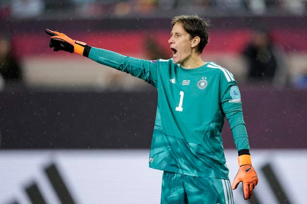 Ann Katrin Berger Goalkeeper, Goalkeeper, DFB Women, 1 , gives instructions, gestures, gesticulates with arms, single image, single photo, action, action, 28 11 2025, Kaiserslautern Germany , Football, UEFA Women s Nations League, Final, First leg, Germany Spain, THE EVENT REGULATIONS PROHIBIT ANY USE OF PHOTOGRAPHS AS IMAGE SEQUENCES AND OR QUASI VIDEO xozx
