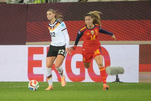 28 11 2025, Football, Women, UEFA Women s Nations League Final 2025, Germany Spain, Jule Brand Germany , Laia Aleixandri Spain Kaiserslautern Fritz Walter Stadion Rheinland Pfalz Germany DEU Copyright: xSebastianxBachx