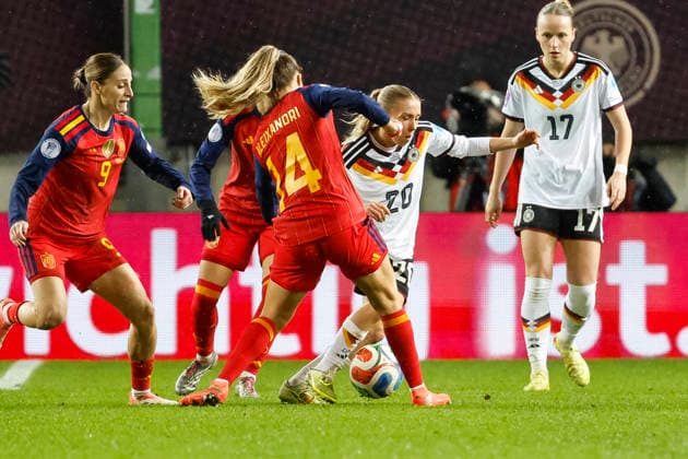 Laia Aleixandri Spain, 14 and Elisa Senß, Senss Germany, 20 in duel , Soccer Women, UEFA Womens Nations League 2025, Final 1 match, Germany vs Spain, 28 11 2025, Fritz Walter Stadion, Kaiserslautern, Germany Kaiserslautern Fritz Walter Stadion Rheinland Pfalz Germany Copyright: xGrantxHubbsx