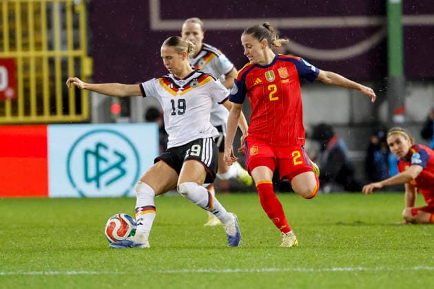 Klara Bühl, Buhl Germany, 19 and Ona Batlle Spain, 02 in duel , Soccer Women, UEFA Womens Nations League 2025, Final 1 match, Germany vs Spain, 28 11 2025, Fritz Walter Stadion, Kaiserslautern, Germany Kaiserslautern Fritz Walter Stadion Rheinland Pfalz Germany Copyright: xGrantxHubbsx
