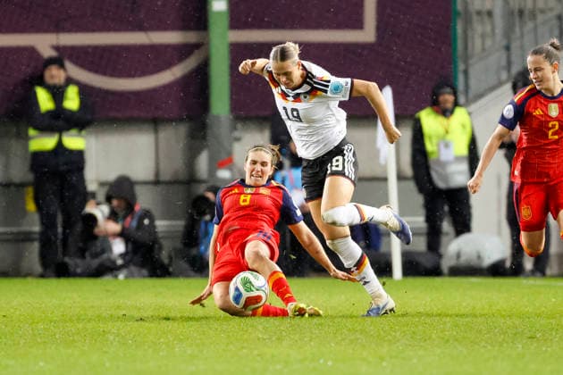 Mariona Caldentey Spain, 08 and Klara Bühl, Buhl Germany, 19 fighting for the ball , Soccer Women, UEFA Womens Nations League 2025, Final 1 match, Germany vs Spain, 28 11 2025, Fritz Walter Stadion, Kaiserslautern, Germany Kaiserslautern Fritz Walter Stadion Rheinland Pfalz Germany Copyright: xGrantxHubbsx