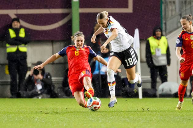 Mariona Caldentey Spain, 08 and Klara Bühl, Buhl Germany, 19 fighting for the ball , Soccer Women, UEFA Womens Nations League 2025, Final 1 match, Germany vs Spain, 28 11 2025, Fritz Walter Stadion, Kaiserslautern, Germany Kaiserslautern Fritz Walter Stadion Rheinland Pfalz Germany Copyright: xGrantxHubbsx