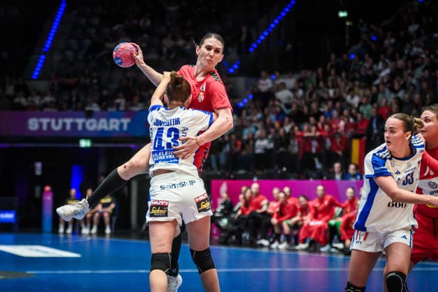 Jovana Skrobic Serbia, 24 vs Matthildur Lilja Jonsdottir Iceland, 43 GER, Serbia Iceland, Handball World Championship, Preliminary Round, Group C, 28 11 2025 GER, Serbia Iceland, Handball World Championship, Preliminary Round, Group C, 28 11 2025 Stuttgart Copyright: xSandyxDinkelackerx EP_SDR