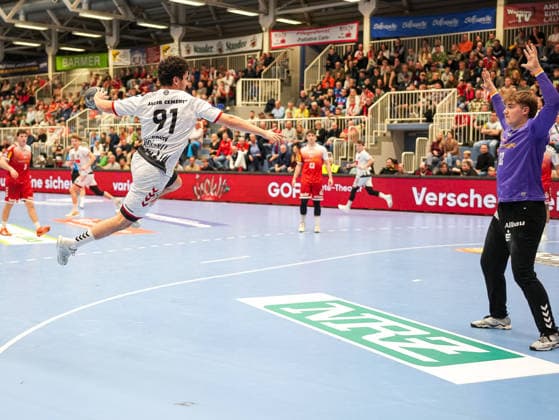 Nadav Cohen VfL Luebeck Schwartau, 91 on goal throw against Finn Knaack TuSEM Essen, 12 TuSEM Essen vs 1 VfL Luebeck Schwartau, Handball, 2 Bundesliga, Matchday 13, Season 2025 2026, 28 11 2025 TuSEM Essen vs 1 VfL Luebeck Schwartau, Handball, 2 Bundesliga, Matchday 13, Season 2025 2026, 28 11 2025 Essen Copyright: xEibner-Pressefoto DamianxKruczynx EP_DKI