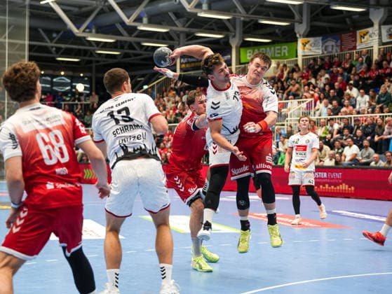 Lukas Kingsley Emdorf VfL Luebeck Schwartau, 73 at the goal throw against Max Neuhaus TuSEM Essen, 37 TuSEM Essen vs 1 VfL Luebeck Schwartau, Handball, 2 Bundesliga, Matchday 13, Season 2025 2026, 28 11 2025 TuSEM Essen vs 1 VfL Luebeck Schwartau, Handball, 2 Bundesliga, Matchday 13, Season 2025 2026, 28 11 2025 Essen Copyright: xEibner-Pressefoto DamianxKruczynx EP_DKI