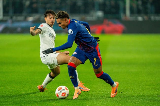 Antonio Nusa RB Leipzig, 07 on the ball behind Jens Castrop Borussia Moenchengladbach, 17 VfL Borussia Moenchengladbach vs RB Leipzig, Football, 1 Bundesliga, Matchday 12, Season 2025 2026, 28 11 2025 DFL REGULATES PROHIBIT ANY USE OF PHOTOGRAPHS AS IMAGE SEQUENCES AND OR QUASI VIDEO VfL Borussia Moenchengladbach vs RB Leipzig, Football, 1 Bundesliga, Matchday 12, Season 2025 2026, 28 11 2025 Moenchengladbach Copyright: xEibner-Pressefoto J.xDerondeaux EP_JDU