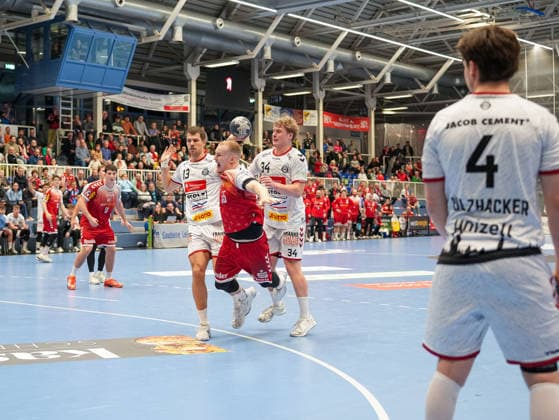 Oskar Kostuj TuSEM Essen, 55 on goal throw against Ole Schramm VfL Luebeck Schwartau, 13 and Thore Kjell Heinemann VfL Luebeck Schwartau, 34 TuSEM Essen vs 1 VfL Luebeck Schwartau, Handball, 2 Bundesliga, Matchday 13, Season 2025 2026, 28 11 2025 TuSEM Essen vs 1 VfL Luebeck Schwartau, Handball, 2 Bundesliga, Matchday 13, Season 2025 2026, 28 11 2025 Essen Copyright: xEibner-Pressefoto DamianxKruczynx EP_DKI