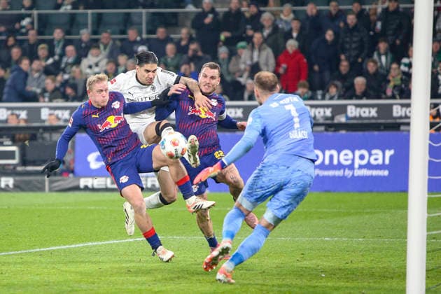 Mönchengladbach, Germany, 28 11 25 Xaver Schlager RB Leipzig , Kevin Diks Borussia Mönchengladbach , David Raum RB Leipzig and Peter Gulacsi RB Leipzig fighting for the ball during the Bundesliga match between Borussia Mönchengladbach vs RB Leipzig at Borussia Park Mönchengladbach Stadion im Borussia Park North Rhine Westphalia Germany Copyright: xBrauer-Fotoagenturx xAdrianxSchlx