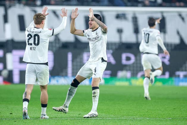 28 11 2025, Football, Borussia Mönchengladbach RB Leipzig, 1 Soccer Bundesliga, Matchday 12, Borussia Park, Season 2025 2026 Too soon rejoiced Franck Honorat Borussia Mönchengladbach 09s goal is ruled offside and disallowed Willi Orban RB Leipzig 04 cheering next to Luca Netz Borussia Mönchengladbach 20 DFB regulations prohibit any use of photographs as image sequences and or quasi video North Rhine-Westphalia Germany