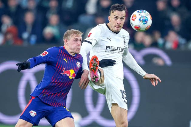 28 11 2025, Football, Borussia Mönchengladbach RB Leipzig, 1 Soccer Bundesliga, Matchday 12, Borussia Park, Season 2025 2026 Xaver Schlager RB Leipzig 24 in duel against Haris Tabakovic Borussia Mönchengladbach 15 DFB regulations prohibit any use of photographs as image sequences and or quasi video Nordrhein Westfalen Germany