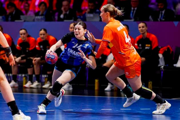 Carolina Bono of Argentina dribbles with the ball and Nikita van der Vliet of the Netherlands Netherlands v Argentina, 27th IHF Women s Handball World Championship, WM, Weltmeisterschaft - Preliminary Round, Netherlands v Argentina, Ahoy, November 28, 2025, Rotterdam, Netherlands.