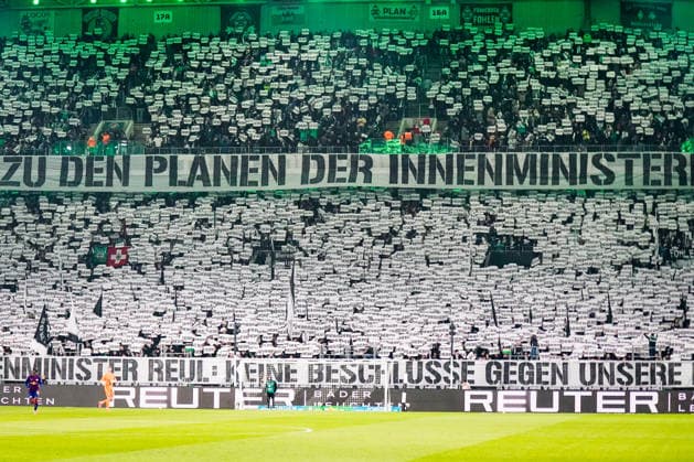 Germany Soccer Bundesliga 2025 26, 12 Matchday Borussia Mönchengladbach vs RB Leipzig Borussia Park Mönchengladbach Fanblock Gladbach, massive protest picture, thousands of signs held up No Interior Minister Conference Interior Minister, large banner across the block, political fan action, closed choreo, full north curve, green stadium lighting, game scene in front of the curve, public debate, fan culture, Bundesliga atmosphere Mönchengladbach North Rhine-Westphalia Germany Copyright: xJOERANxSTEINSIEKx