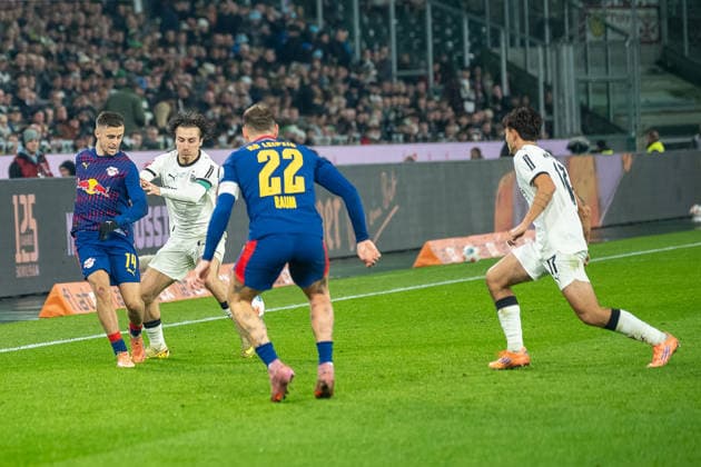 28 11 2025, Soccer 1 Bundesliga, Season 2025 2026, Matchday 12, Borussia Moenchengladbach RB Leipzig at Borussia Park in Moenchengladbach duel between Christoph Baumgartner RB Leipzig, 14 and Rocco Reitz Borussia Monechengladbach, 27 Important note In accordance with the regulations of the DFL German Football League and the DFB German Football Association, it is prohibited to utilize or have utilized photographs taken in the stadium or of the match in the form of sequential images or video-like photo series Foto Kirchner Media Thomas Haesler Copyright: xKirchner-Media ThomasxHaeslerx