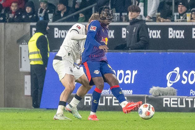 28 11 2025, Soccer 1 Bundesliga, Season 2025 2026, Matchday 12, Borussia Moenchengladbach RB Leipzig at Borussia Park in Moenchengladbach duel between Luca Netz Borussia Moenchengladbach, 20 and Yan Diomonde RB Leipzig, 49 Important note In accordance with the regulations of the DFL German Football League and the DFB German Football Association, it is prohibited to utilize or have utilized photographs taken in the stadium or of the match in the form of sequential images or video-like photo series Foto Kirchner Media Thomas Haesler Copyright: xKirchner-Media ThomasxHaeslerx