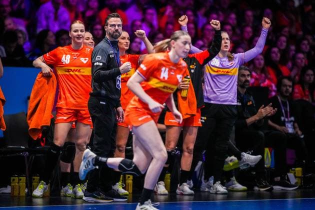 ROTTERDAM , 28-11-2025 , Rotterdam Ahoy , Womens World Championship, WM, Weltmeisterschaft Handball 2025 , match between Netherlands and Argentina , picture shows Netherlands trainer coach Henrik Signell Netherlands - Argentina (women)  x32235114x Copyright: