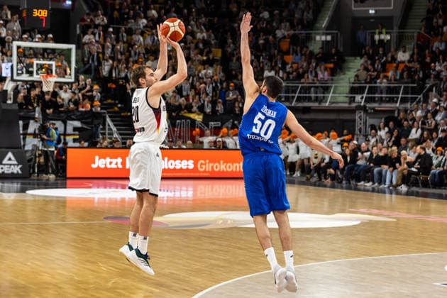 GER, FIBA Basketball World Cup 2027, European Qualifiers, Germany Israel 28 11 2025, Ratiopharm Arena, Neu Ulm, GER, FIBA Basketball World Cup 2027, European Qualifiers, Germany Israel Malte Delow Germany, No20 , Yovel Zoosman Israel, No50 Â Photo Alexander Trienitz Neu Ulm Ratiopharm Arena Bayern Germany