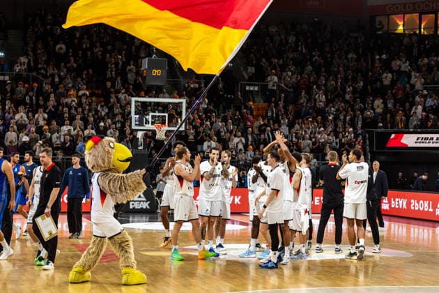 GER, FIBA Basketball World Cup 2027, European Qualifiers, Germany Israel 28 11 2025, Ratiopharm Arena, Neu Ulm, GER, FIBA Basketball World Cup 2027, European Qualifiers, Germany Israel Team Germany are happy about the victory Â Photo Alexander Trienitz Neu Ulm Ratiopharm Arena Bayern Germany