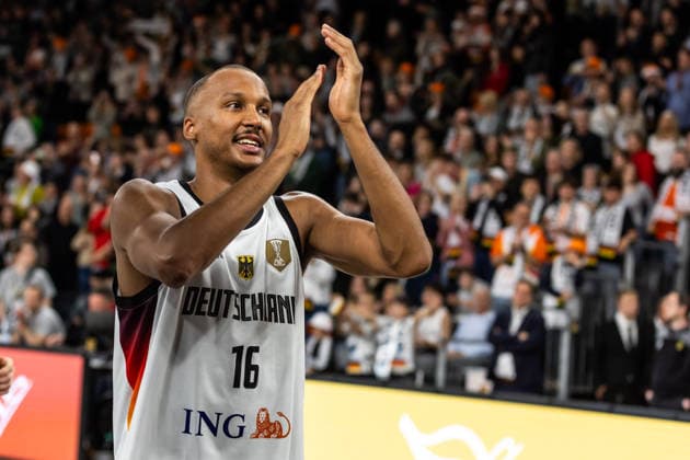 GER, FIBA Basketball World Cup 2027, European Qualifiers, Germany Israel 28 11 2025, Ratiopharm Arena, Neu Ulm, GER, FIBA Basketball World Cup 2027, European Qualifiers, Germany Israel Louis Olinde Germany, No16 thanks the fans  Photo Alexander Trienitz Neu Ulm Ratiopharm Arena Bayern Germany