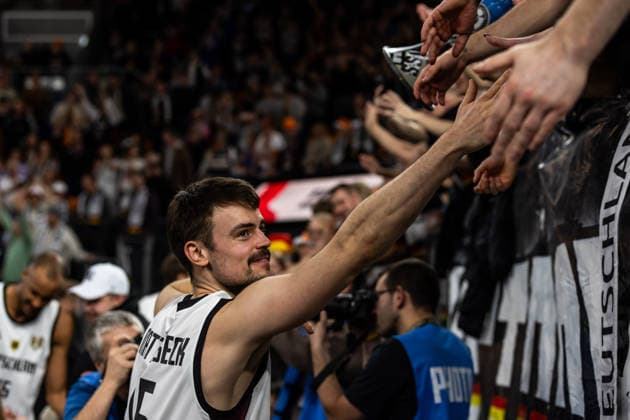 GER, FIBA Basketball World Cup 2027, European Qualifiers, Germany Israel 28 11 2025, Ratiopharm Arena, Neu Ulm, GER, FIBA Basketball World Cup 2027, European Qualifiers, Germany Israel Jonas Mattisseck Germany, No15 thanks the fans  Photo Alexander Trienitz Neu Ulm Ratiopharm Arena Bayern Germany