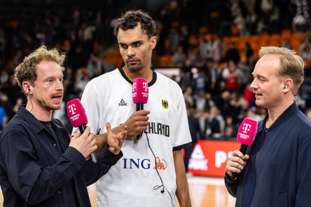 GER, FIBA Basketball World Cup 2027, European Qualifiers, Germany Israel 28 11 2025, Ratiopharm Arena, Neu Ulm, GER, FIBA Basketball World Cup 2027, European Qualifiers, Germany Israel Oscar da Silva Germany, No1 in an interview with Peer Günther and Jan Lüdeke Magenta Sport  Photo Alexander Trienitz Neu Ulm Ratiopharm Arena Bayern Germany