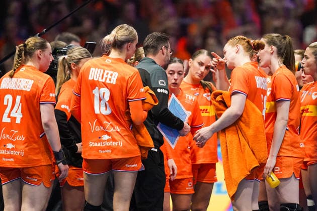 2025-11-28 Netherlands v Argentina - IHF World Women s Handball Championship ROTTERDAM, NETHERLANDS - NOVEMBER 28: Time Out Netherlans, Romee Maarschalkerweerd of the Netherlands, Kelly Dulfer of the Netherlands, coach Henrik Signell of The Netherlands, Kelly Vollebregt of the Netherlands, Larissa Nusser of the Netherlands, Dione Housheer of the Netherlands, Estavana Polman of the Netherlands during the IHF World Women s Handball Championship match between Netherlands and Argentina at Ahoy on November 28, 2025 in Rotterdam, Netherlands. Rotterdam Ahoy Netherlands Content not available for redistribution in The Netherlands directly or indirectly through any third parties. Copyright: xHenkxSeppenx