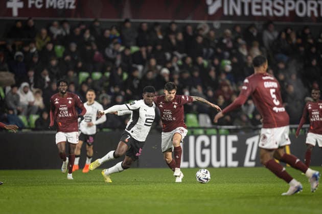 FOOTBALL : Ligue 1 Metz vs Rennes - Stade Saint-Symphorien - Metz - 28 11 2025 Jessy Deminguet 20 et Embolo Breel 7  Copyright: xelyxandroxcegarrax