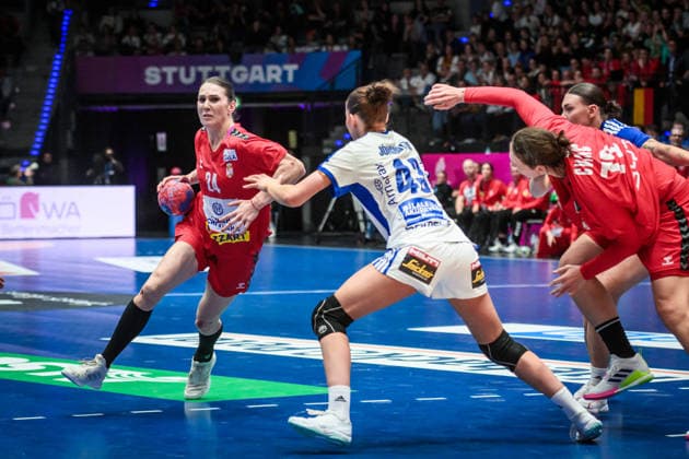 Jovana Skrobic Serbia, 24 vs Matthildur Lilja Jonsdottir Iceland, 43 , re Dragana Cvijic Serbia, 72 GER, Serbia Iceland, Handball World Championship, Preliminary Round, Group C, 28 11 2025 GER, Serbia Iceland, Handball World Championship, Preliminary Round, Group C, 28 11 2025 Stuttgart Copyright: xSandyxDinkelackerx EP_SDR