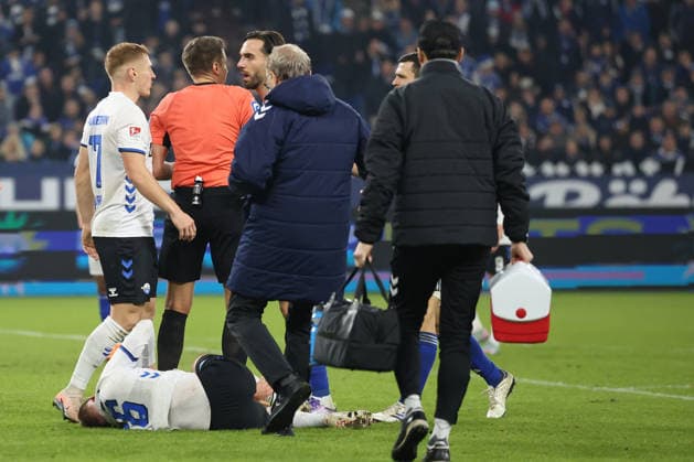Sebastian Klaas SC Paderborn 07 lies on the ground and needs treatment during the match of the 2 Bundesliga season 2025 26 FC Schalke 04 SC Paderborn 07 Copyright Thomas Pakusch Copyright: Thomas Pakusch