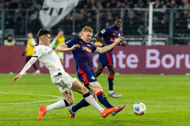 1 Bundesliga Borussia Mönchengladbach RB Leipzig 28 11 2025 Nicolas Seiwald RB Leipzig, 13 , Yannik Engelhardt Borussia Mönchengladbach, 6 1 Bundesliga Borussia Mönchengladbach RB Leipzig Borussia Park, Mönchengladbach 28 11 2025 DFL regulations prohibit any use of photographs as image sequences and or quasi video Copyright: xBEAUTIFULxSPORTS Buriakovx