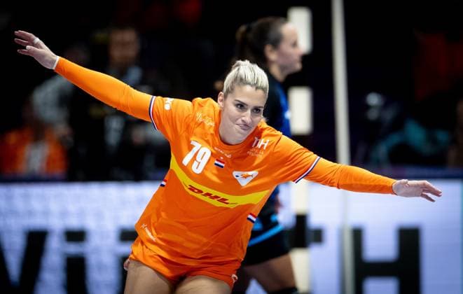 ROTTERDAM - Estavana Polman during the World Cup handball match in Group E between the Netherlands and Argentina in Ahoy Rotterdam. ANP IRIS VAN DEN BROEK xVIxANPxSportx xxANPxIVx 543320950 originalFilename: 543320950.jpg