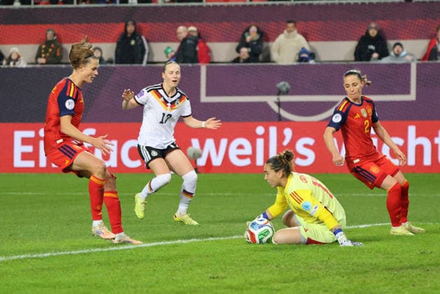 28 11 2025, Football, Women, UEFA Women s Nations League Final 2025, Germany Spain, Franziska Kett Germany , Cata Coll Spain , Ona Batlle Spain , Irene Paredes Spain Kaiserslautern Fritz Walter Stadion Rheinland Pfalz Germany DEU Copyright: xSebastianxBachx