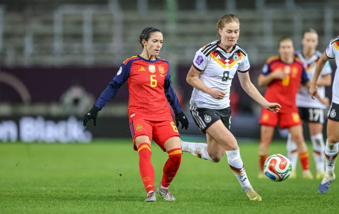 GER, Kaiserslautern, Germany vs Spain, international match, football, UEFA, 2025 2026 season, Womens Nations League, Fritz Walter Stadion, final, first leg in picture f l Aitana Bonmati Spain 6 , Sjoeke Nüsken Germany 9 , duel DFB DFL REGULATIONS PROHIBIT ANY USE OF PHOTOGRAPHS AS IMAGE SEQUENCES AND OR QUASI VIDEO, 28 11 2025 Copyright: HMBxMedia HendrikxHamelau