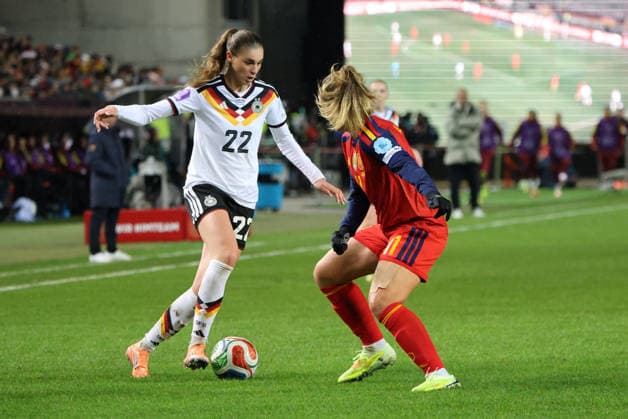 28 11 2025, Football, Women, UEFA Women s Nations League Final 2025, Germany Spain, Jule Brand Germany , Alba Redondo Spain Kaiserslautern Fritz Walter Stadion Rheinland Pfalz Germany DEU Copyright: xSebastianxBachx