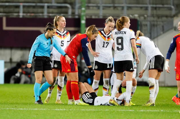 Elisa Senß, Senss Germany, 20 injured on the ground , Football Women, UEFA Womens Nations League 2025, Final 1 match, Germany vs Spain, 28 11 2025, Fritz Walter Stadion, Kaiserslautern, Germany Kaiserslautern Fritz Walter Stadion Rheinland Pfalz Germany Copyright: xGrantxHubbsx