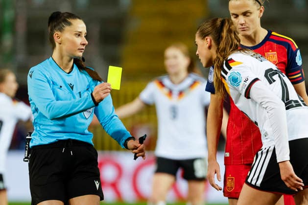 Jule Brand Germany, 22 gets yellow card from referee Iuliana Demetrescu ROU , Womens football, UEFA Womens Nations League 2025, Final 1 match, Germany vs Spain, 28 11 2025, Fritz Walter Stadion, Kaiserslautern, Germany Kaiserslautern Fritz Walter Stadion Rheinland Pfalz Germany Copyright: xGrantxHubbsx