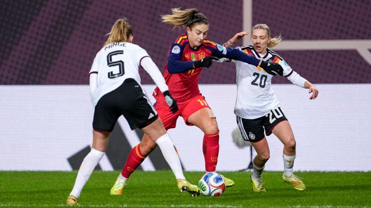 v li Janina Minge DFB Women, 5 , Alexia Putellas Segura Spain, 11 , Elisa Senß Senss, DFB Women, 20 , duel, duel, tackle, tackling, dynamics, action, action, 28 11 2025, Kaiserslautern Germany , football, UEFA Women s Nations League, final, first leg, Germany Spain, THE EVENT REGULATES PROHIBIT ANY USE OF PHOTOGRAPHS AS IMAGE SEQUENCES AND OR QUASI VIDEO xozx