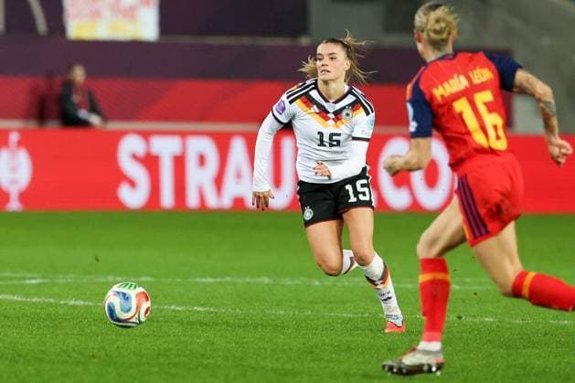 Selina Cerci 15 Germany in action against Maria Leon 16 Spain Seleccion Espanola Femenina de Futbol , Germany vs Spain, Football, Women, UEFA, Women™s Nations League, Season 2025 2026, Final Round 1 of 2, 28 11 2025 Kaiserslautern Rhineland-Palatinate Germany Copyright: xkolbert-press MartinxAgüerax