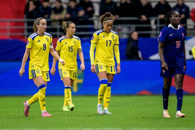 251128 Kosovare Asllani, Julia Zigiotti Olme and Felicia Schröder of Sweden look dejected after 1 0 during the Women s Nations League bronze medal football match between France and Sweden on November 28, 2025 in Reims Photo Ludvig Thunman BILDBYRAN kod LT LT0755 fotboll football soccer fotball nations league uefa womens nations league frankrike sverige sweden dam bbeng depp  Copyright: LUDVIGxTHUNMAN BB251128LT077