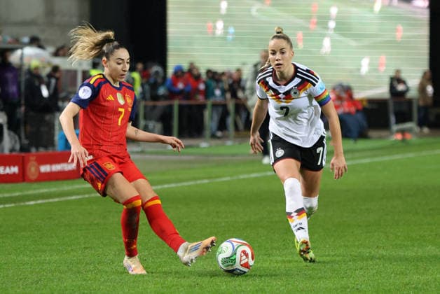 28 11 2025, Football, Women, UEFA Women s Nations League Final 2025, Germany Spain, Giulia Gwinn Germany , Olga Carmona Spain Kaiserslautern Fritz Walter Stadion Rheinland Pfalz Germany DEU Copyright: xSebastianxBachx
