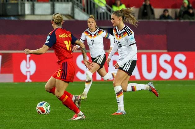 Shot on goal by Selina Cerci 15 Germany , Germany vs Spain, Football, Women, UEFA, Women™s Nations League, Season 2025 2026, Final Round 1 of 2, 28 11 2025 Kaiserslautern Rhineland-Palatinate Germany Copyright: xkolbert-press MartinxAgüerax