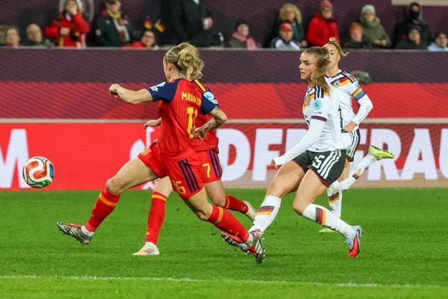Shot on goal by Selina Cerci 15 Germany , Germany vs Spain, Football, Women, UEFA, Women™s Nations League, Season 2025 2026, Final Round 1 of 2, 28 11 2025 Kaiserslautern Rhineland-Palatinate Germany Copyright: xkolbert-press MartinxAgüerax