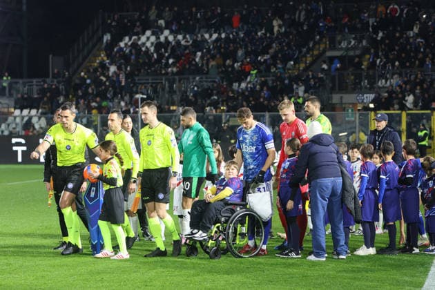 ComoÕs the starts during the Serie A soccer match between Como and Sassuolo at the Giuseppe Sinigaglia stadium in Como, north Italy - November 28, 2025 - Soccer.  Copyright: xAntonioxSaiai LaPressex